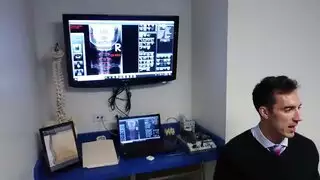 شقراء مثيرة ترتدي جوارب طويلة تتوق لمشهد قذف جماعي من 30 رجلًا