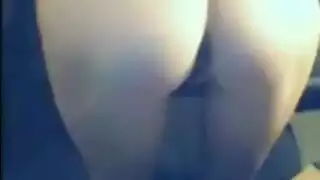 مراهقة مثيرة تمزق ملابسها وتقذف بواسطة هزاز