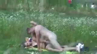 قذف صارخ: شاب نحيل ينفجر مثل المسدس