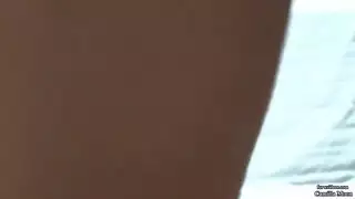 ممثلة إباحية تئن بينما يملأها المخرج على الأريكة