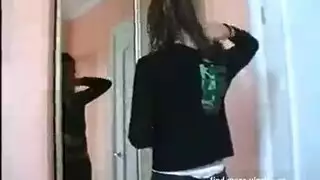 شقراء روسية تنغمس في حفلة تبول جماعي