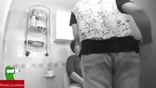 جنس ساخن في الدش: مراهق ينيك أمه بعمق وتحصل على مص قضيبه