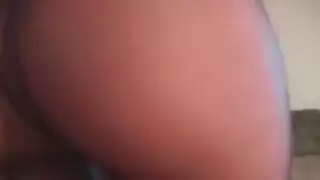 شقراء تهرب مننيك لانه مؤلم
