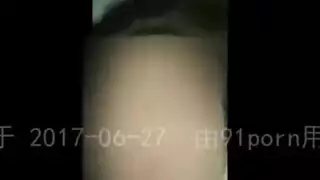 شقراء هاوية تحصل على مؤخرتها بقوة في مشهد سحاقي صريح