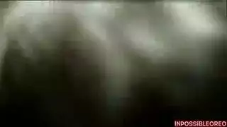 القضيب الأسود المنقوع في البول الساخن في فعل صريح