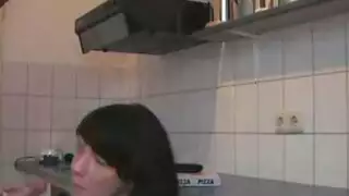 الزوجة المشاغبة تأخذ قضيب فتى البيتزا في دبرها الحار