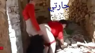 فيلم إباحي سري: عاهرة محجبة تمارس الجنس بوضعية المبشر على الأرض في مزرعة