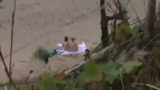 تصوير فيلم إباحي على البحر للزوجين الشباب: أول شرجي