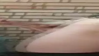 رجال شباب يعبدون قضيب نائب الرئيس الغليظ في جنس جماعي