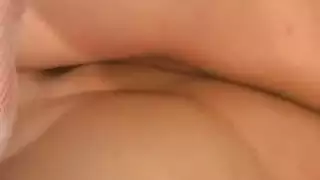 جعلها تبلغ باستخدام هزاز على كسها المبلل