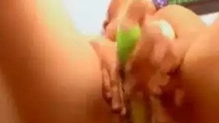 مهبل ضيق يتمدد بواسطة دسار وإصبع