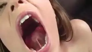 شقراء موشومة ساخنة تحصل على تدليك مثير قبل جنس قوي