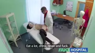 زوجة الطبيب تحصل على جماع عنيف جماعي بدلاً من ساعات الزيارة