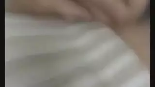 فتاة سمراء ذات ثديين مثاليين تتوسل لممارسة جنس عنيف