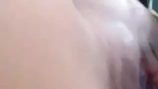 تدليك الكس الرطب يتحول لعنف جنسي صريح للفتاة الموشومة