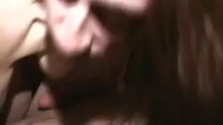 امرأة بدينة ذات أثداء ضخمة منقوعة في سائل منوي لزج