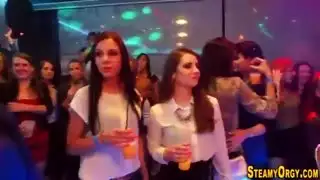 طالبات هواة يتقيأن على القضيب الصلب ويأخذن الحمولة