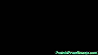 شاب ينتقل من مداعبة الكس إلى أخذ قذف كبير على الوجه