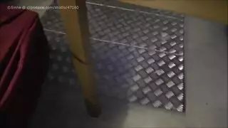 كسها المبلول يغمر السرير بعد أن تفتحه على مصراعيه