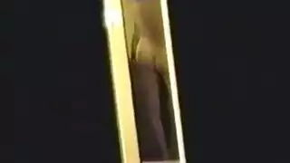 سمراء مراهقة تظهر شقها المشعر في وضعية كلابية