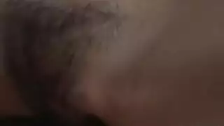 اليابانية الجميلة تركب القضيب في مشهد سيارة