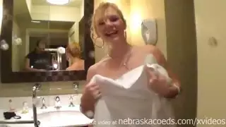 بول مثير في الحمام