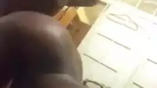 مراهقة سمراء تنتاك بقوة بواسطة الهزاز