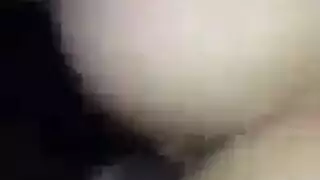 إباحية قاسية: حلوة بمؤخرة كبيرة تُضرب بقوة بينما رجل يشاهد
