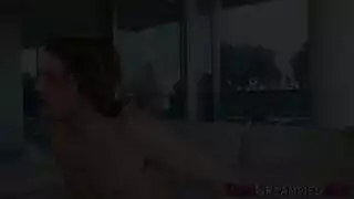 شابة في العمر القانوني تمتلئ فمها