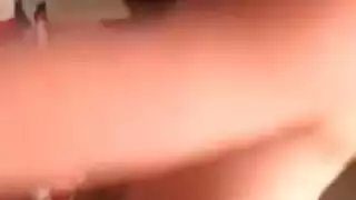 الفتاة النحيلة نيكي تأخذ قضيب زوج أمها الكبير