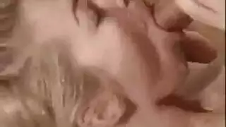 النص الأصلي: دروس السباحة الشقراوات