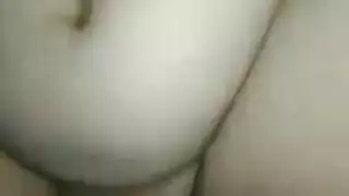 ينيك مرات صديقه في غيابه في الحمام كامل