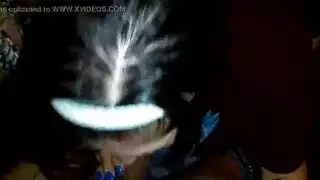 عاهرة تختنق تأخذه بعمق حتى يضخ ماءه