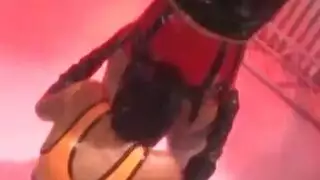 الفتاة الآسيوية المسيطرة تركب القضيب مقابل مال السفر بورن صريح
