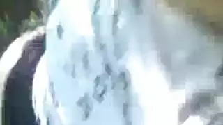 مشهد سحاقي: روسية مثيرة على ركبتيها تمص قضيبًا ضخمًا