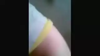 فتاة حلوة ركوب صديقها على الأريكة، في حين أن زميلها في الغرفة يجعل الفيديو