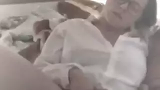 فتاة هدية تجلب صديقتها العاهرة لمضاعفة المتعة