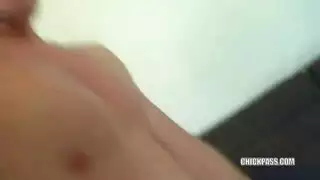 الزوج يضرب زوجته بقوة في وضع وحشي