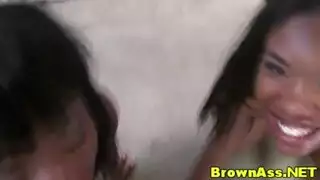 الشباب الأبنوس يلعب معها ضيق الحمار