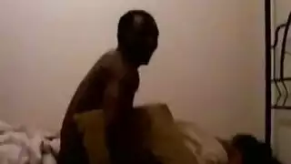ثنائي هاوٍ مشاغب عاري تمامًا يمارس الجنس في غرفتهما
