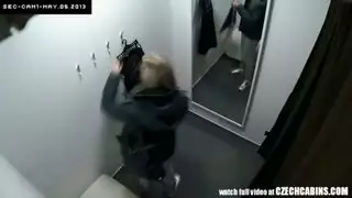 واحد و زوجته في غرفة تغير الملابس في محل
