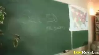 طالب يهيمن على نادية وأصدقائها المثارين في مشهد إباحي