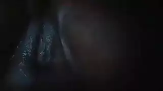 عاهرة مراهقة سمراء تبتلع عمودًا شاحبًا ضخمًا