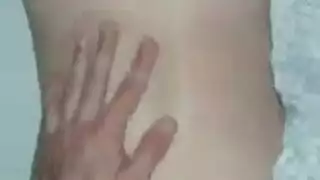 ثلاثي إباحي: ثنائي يسيطر على شاب على الأريكة