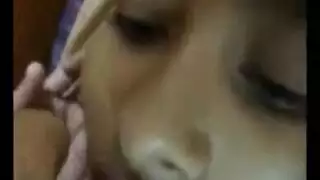  مشهد تعرية فتاة صغيرة يتحول إلى مقص واستمناء بهزاز