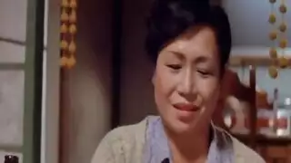 الفتاة اليابانية تأخذ قضيبًا أسودًا ضخمًا