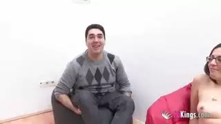 فرج الأم يُدك بينما الابن يستمني وهو يشاهد
