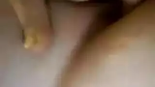 مراهقة بنظارات تمص قضيباً ثم تركبه قبل حمام السائل المنوي