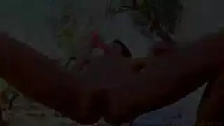 امرأة سمراء روسية، ميلينا مص الديك الثقيل في حبيبها بلطف، بينما يقف أمامه أمامه