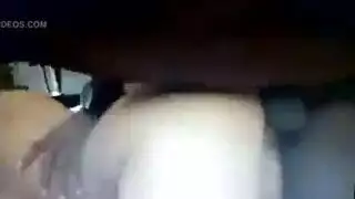 حركة مرآة الرؤية الخلفية: قضيب كبير يغتصبها في المقعد الخلفي